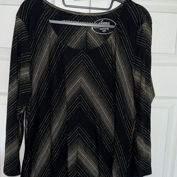 Soma Dark black & gold metallic  Chevron 3/4 Sleeve sharkbite  Top - Picture 7 of 8
